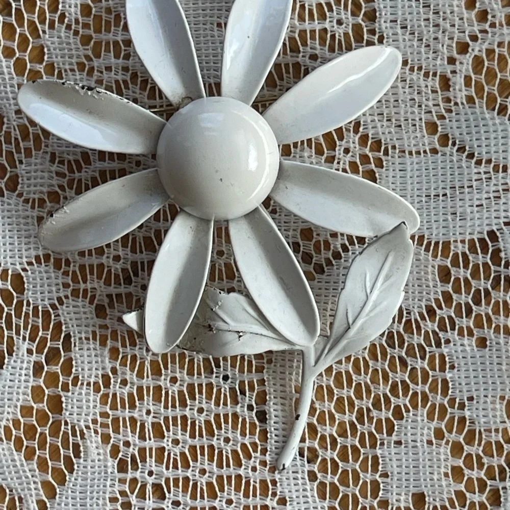 3 vintage pins, 2 flowers and a bow, gold tone/silver tone/white - Picture 4 of 9
